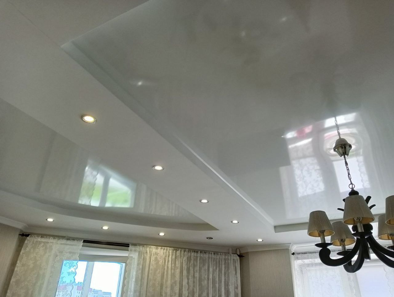 Глянцевый потолок с точечными светильниками, фото 4
